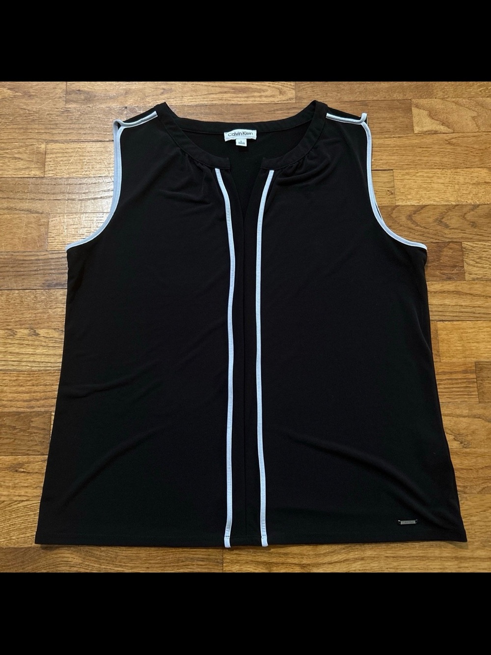 Calvin Klein Black Sleeveless Blouse White Piping V-Neck Size Large